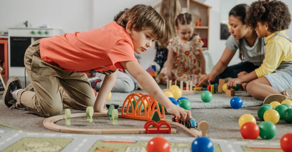 3歳から6歳の子どもが簡単なルールのボードゲームを楽しんでいる様子。親と一緒に笑顔でプレイ中。