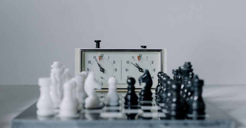人数と所要時間を考慮してボードゲームを選ぶ家族の様子
