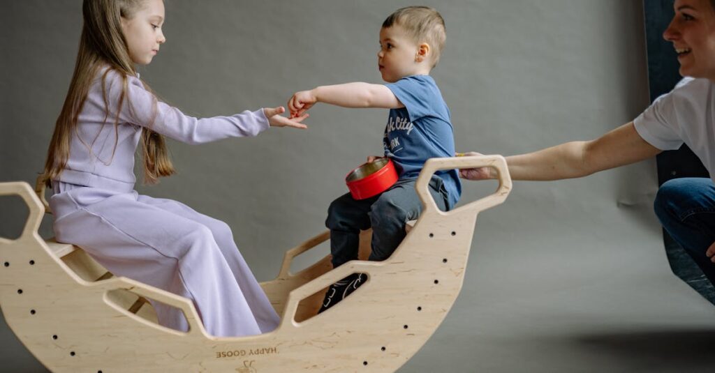 家族全員でボードゲームを楽しんでいる様子。笑いながら遊ぶ多世代の家族。