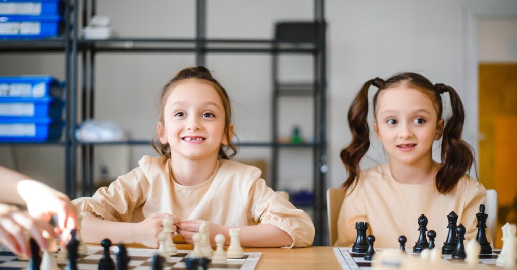 ボードゲームで負けて泣いてしまった子どもを優しくフォローする家族の様子