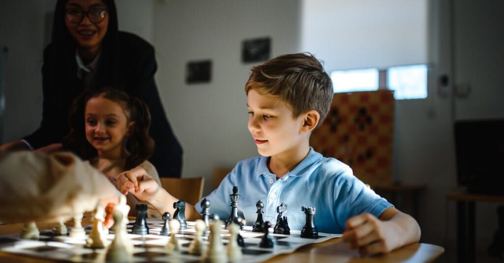 知育ボードゲームを通じて集中力や論理力、感情コントロールなど多面的な知育効果を得る子どもたちの様子。