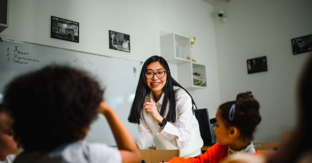 子どもが楽しみながら思考力や協調性などの能力を育む知育ボードゲームの様子