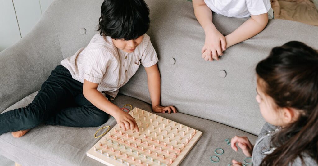 家庭で親子が知育ボードゲームを楽しみながら学びと育児を両立させている様子