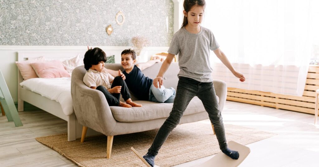 小学生の子どもたちと家族が笑顔でボードゲームを楽しむ様子