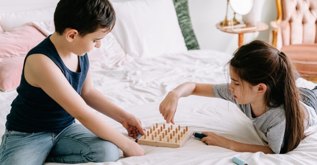 子どもたちが年齢に合った知育ボードゲームを楽しむ様子。集中しながら思考を働かせる姿が印象的。