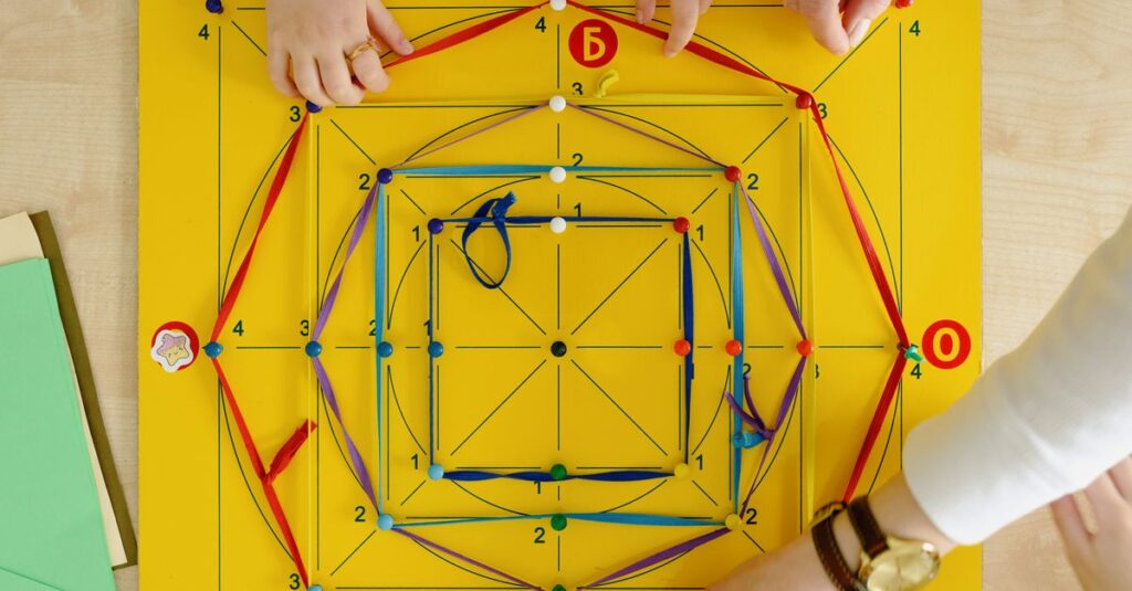 感覚的な思考や直感を養う知育ボードゲームで遊ぶ小学生