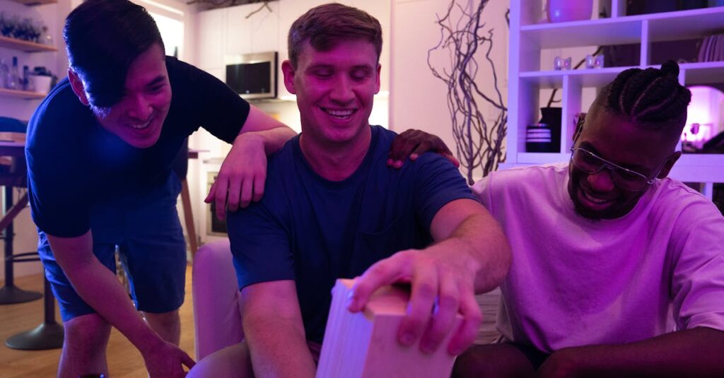 初心者たちがボードゲーム中に大笑いしている瞬間。勝ち負け以上に楽しさが伝わる場面。