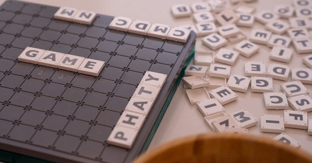 冬休みに家族でワードバスケットを楽しむシーン。子どもも大人も文字カードで競争。