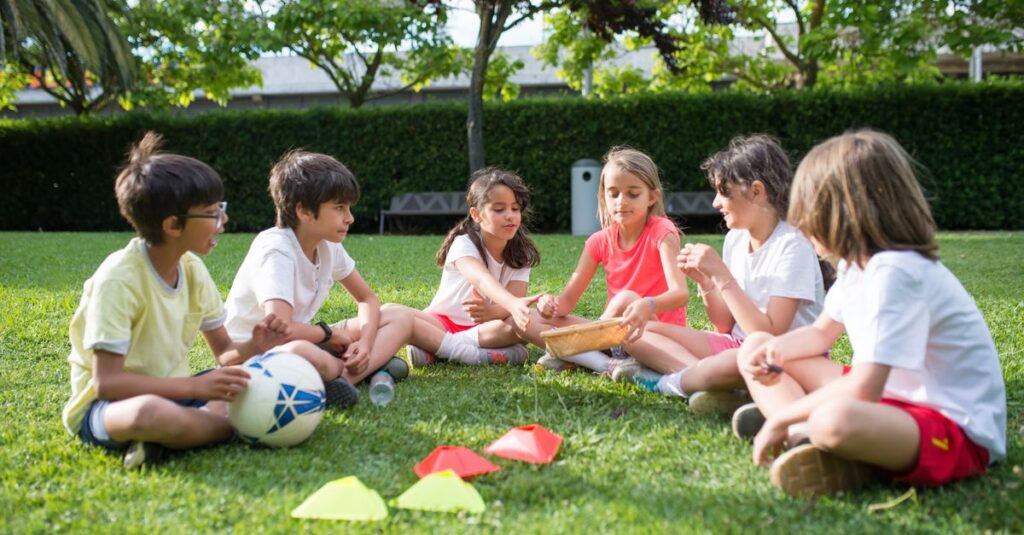ルールを理解しながら自主的に遊ぶ小学生たち