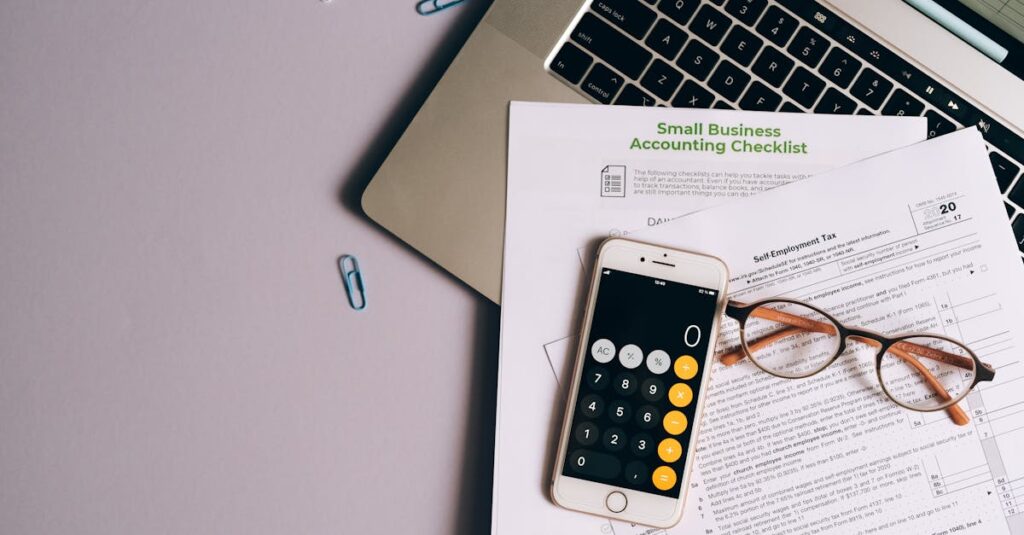 知育ボードゲームを購入前に確認するチェックリストとFAQを見ながら親子で話し合っている様子。