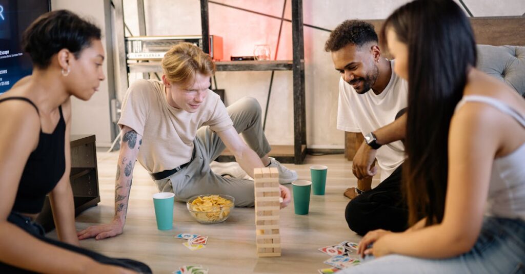 冬休みに家族でジェンガを楽しむシーン。崩れるかドキドキしながらブロックを抜く。