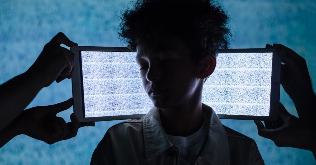 スマホやテレビを手放し、家族全員が一つのボードゲームに集中して楽しんでいる年末年始の風景。