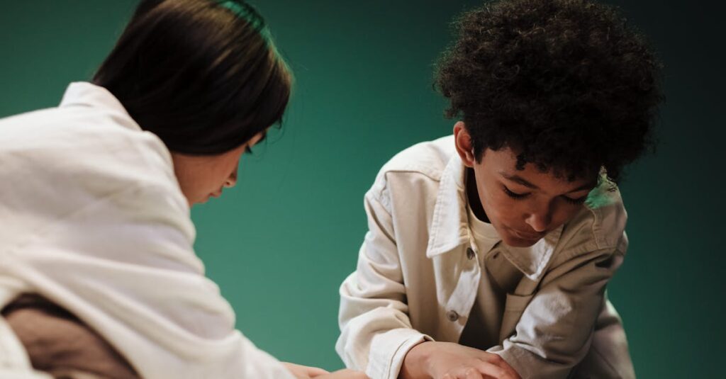 冬休みに家族で人生ゲームを楽しむシーン。笑顔でコマを進める様子。