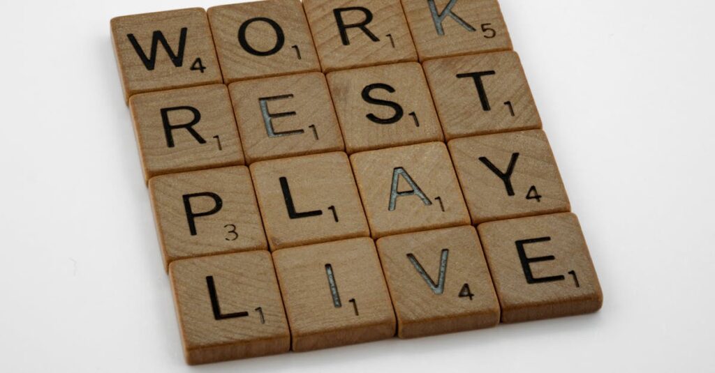 語彙力を使ったボードゲームを中高生と一緒に楽しむ家族の様子