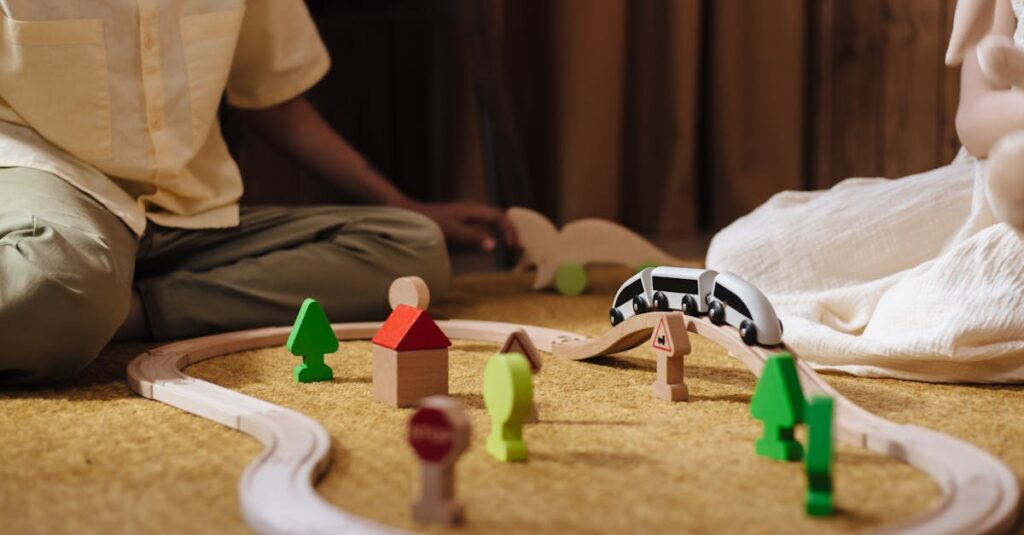 小学生の子どもたちと家族が笑顔でボードゲームを楽しむ様子