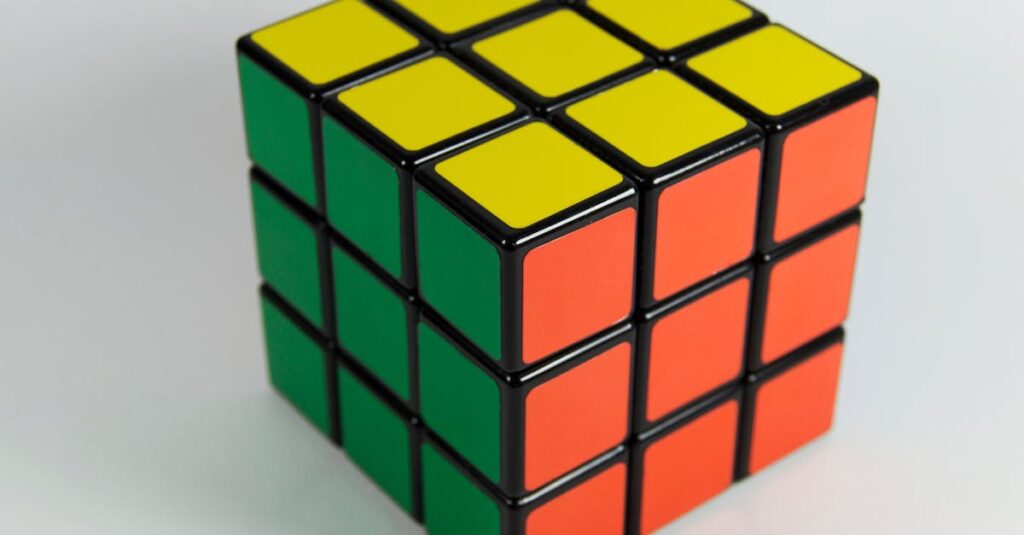 3人家族がボードゲームを囲んで遊んでいる様子。和やかな表情で駒を動かしながら会話している。