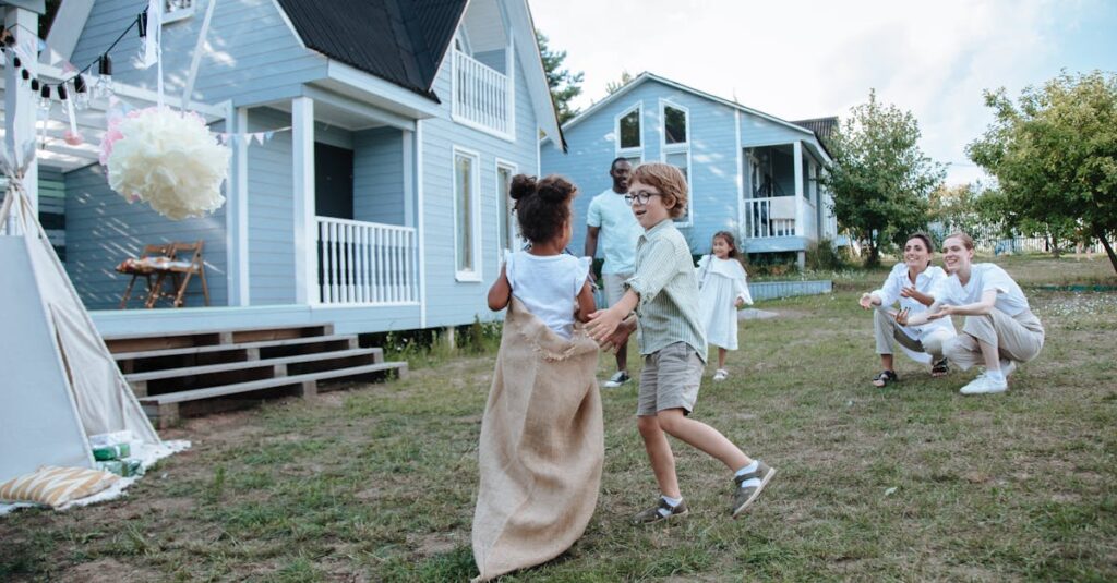 中学生、小学生の兄弟、親、祖父母が一緒にゲームを楽しんでいる温かい家庭のイメージ