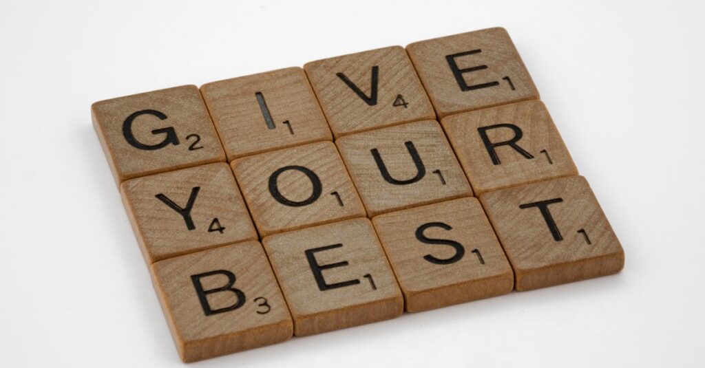 初心者でも楽しめるボードゲームをリアルな対面で遊ぶ家族や友人たちの様子