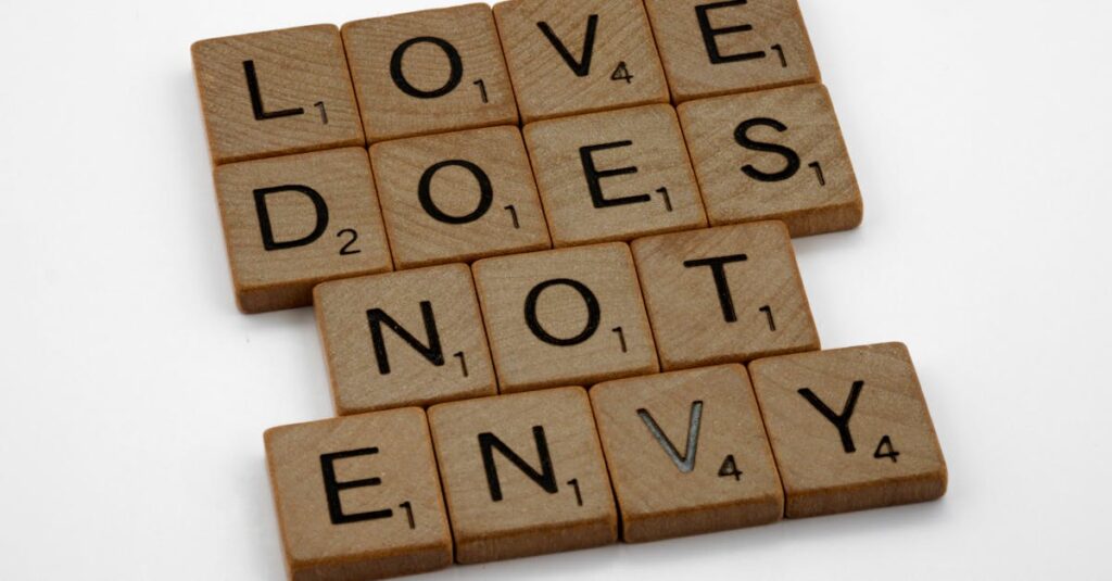 簡単で直感的に遊べる家族向けボードゲームを選んでいる様子(楽しそうな表情)