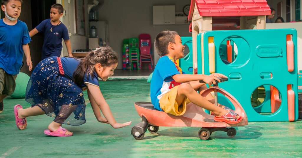 友人や家族がボードゲームを囲んで笑顔で楽しんでいる様子