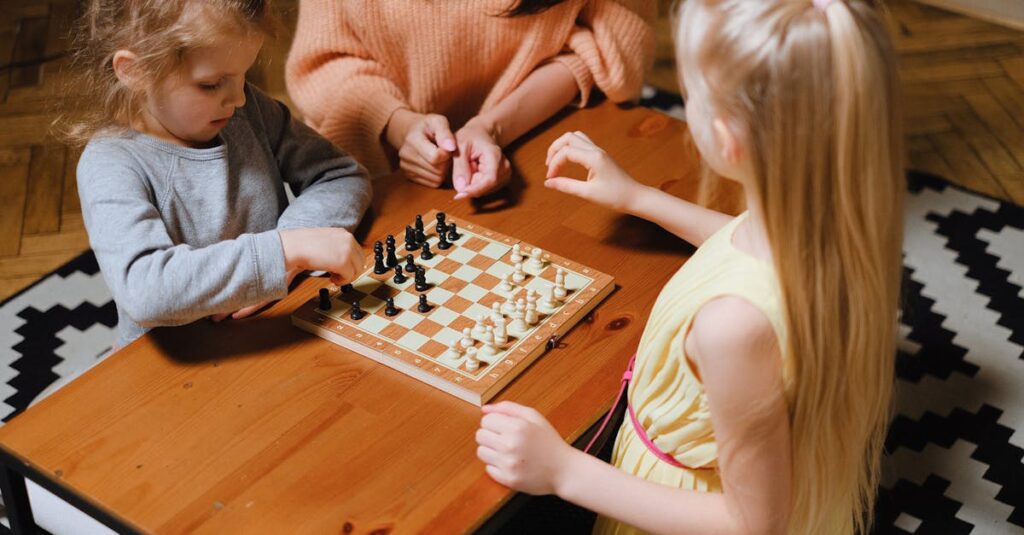 小学生の女の子が友達や親と一緒にボードゲームを楽しんでいる。カラフルでかわいいゲームが並んでいる