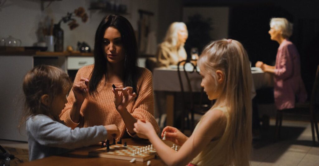 6〜10歳の子どもと家族がボードゲームを楽しんでいる様子。笑顔で会話しながらプレイしている。