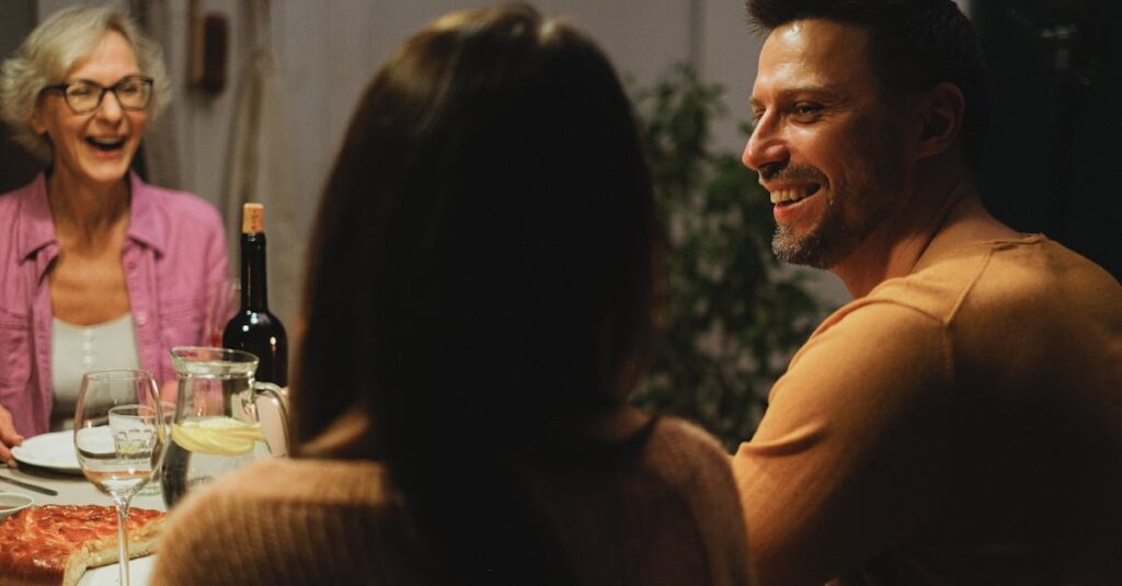 家族みんなでボードゲームをしながら笑っている温かい風景