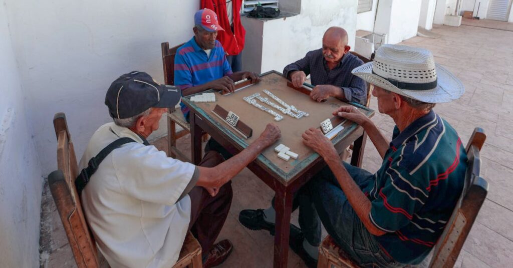 祖父母・大人・子どもが三世代でボードゲームを楽しんでいる様子。笑顔あふれる家族団らん。