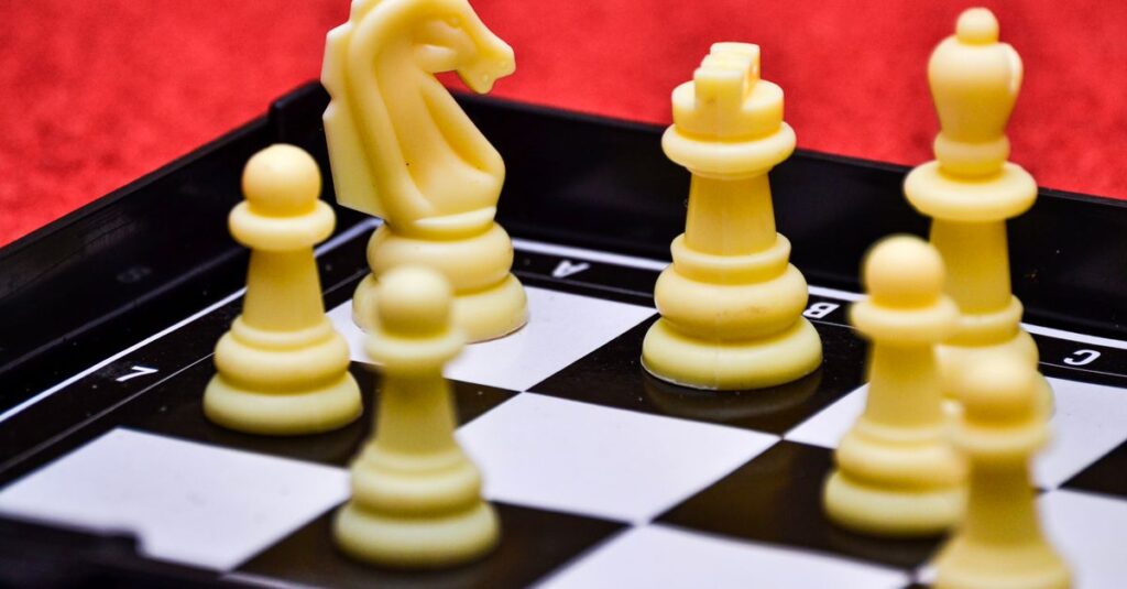 家族や友人とボードゲームを楽しみながら論理的思考力を伸ばす場面のイメージ