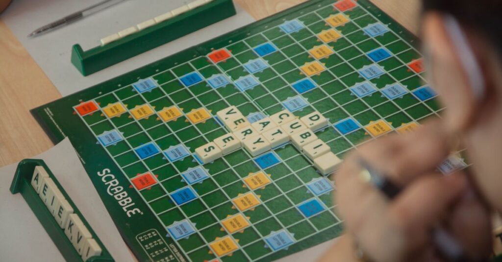 英語学習にボードゲームを活用することで、楽しく継続しやすい学びの環境を作れることを示す画像