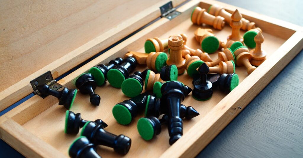 ボードゲームの小物や箱を整理整頓して収納している様子。インテリアにも馴染んでいる