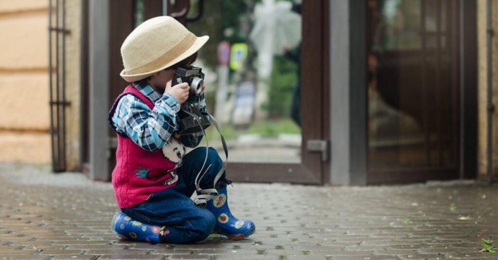 タブレットを置いてアナログボードゲームに夢中になる子どもたち。集中力や観察力を育む様子