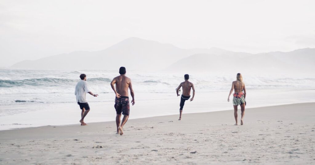 旅行先で宿泊先のリビングで家族がスマホや小型ボードゲームで楽しんでいる様子。笑顔で順番に遊んでいる。