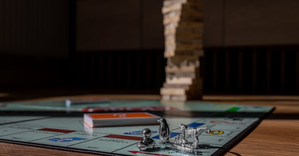 室内でボードゲームを囲む家族。笑顔でそれぞれのゲームスタイルに合わせて楽しんでいる。