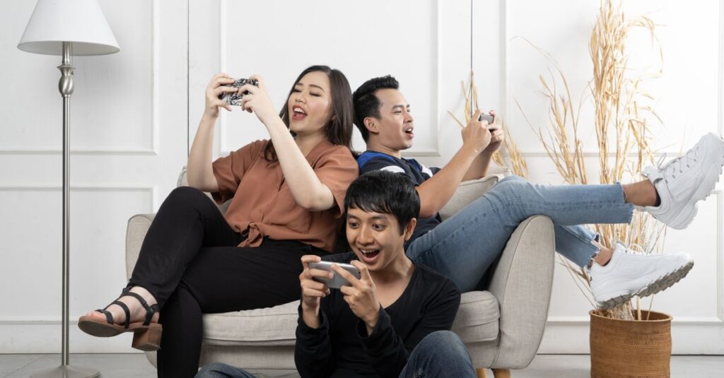 旅行先で宿泊先のリビングで家族がスマホや小型ボードゲームで楽しんでいる様子。笑顔で順番に遊んでいる。