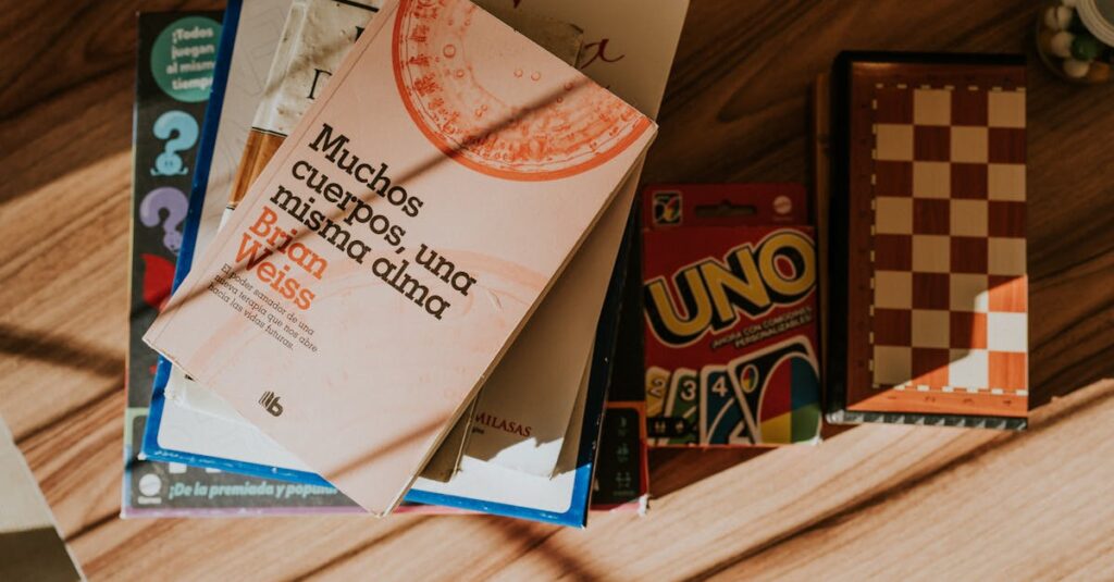 家族がUNOカードを手に笑顔で遊んでいる様子。世代を超えて盛り上がるシーン。