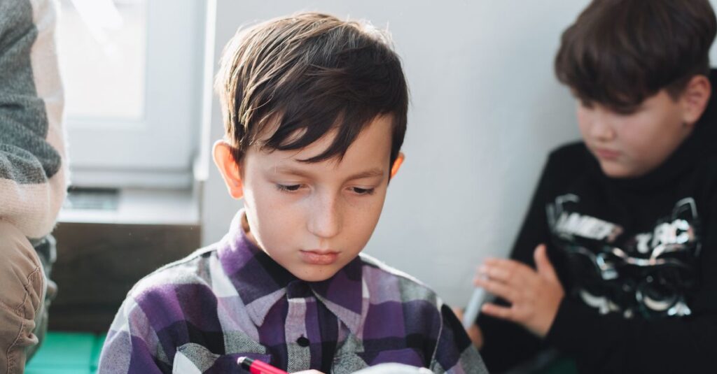 6歳から8歳の子どもたちが戦略や発想力を使ってボードゲームをプレイする様子。自分で考える力が育っている