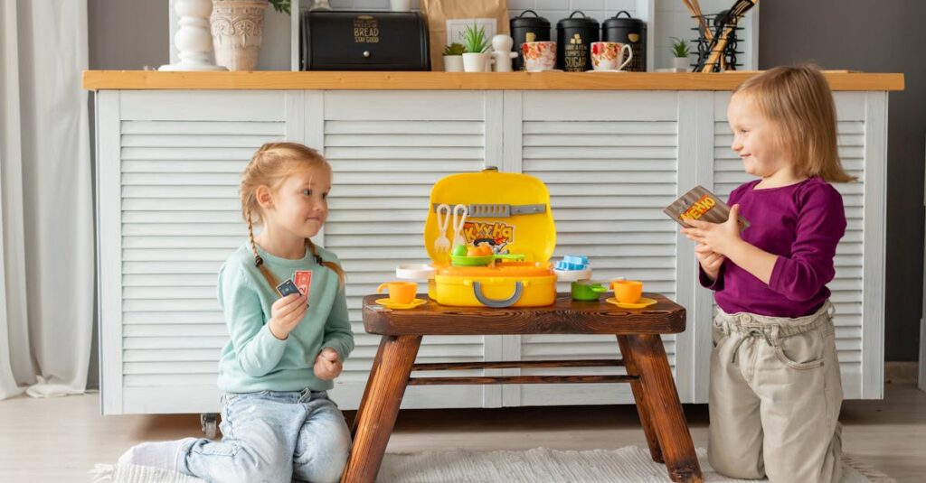 家族全員で室内ゲームを楽しみ、笑顔で団らんしている様子。親子や祖父母が一緒に遊ぶ16:9写真。