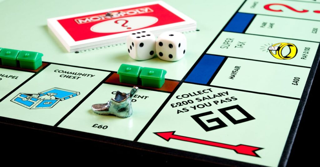 夏の室内で家族みんなが笑顔でボードゲームを囲んでいる様子