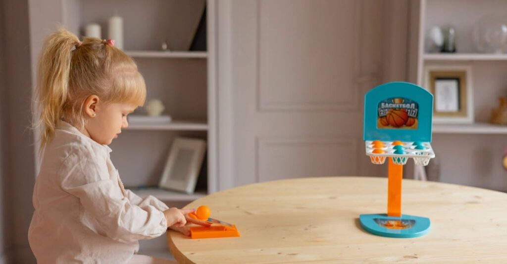 小さな子どもと家族がボードゲームを楽しんでいる様子。カードをめくりながら笑顔で遊んでいる。