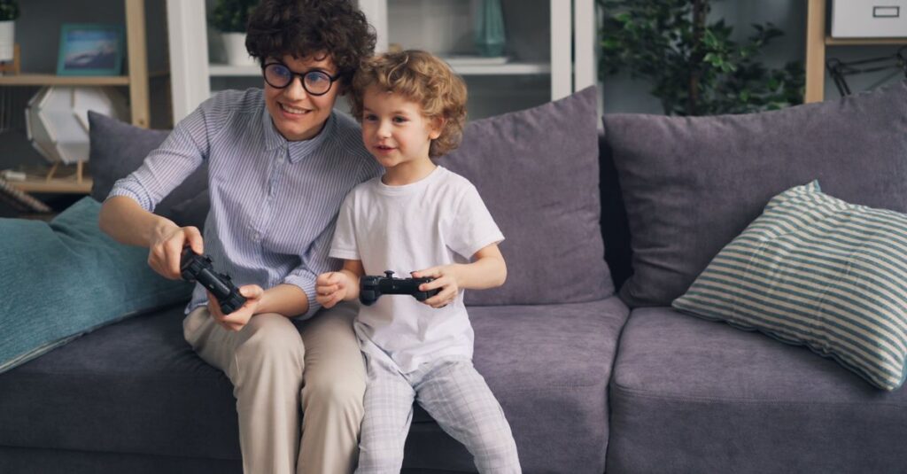 家族全員がリビングでゲームを楽しみ、笑顔でコントローラーやカードを操作している様子。