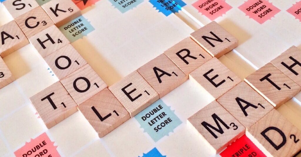 英語ボードゲームの導入前に抱きがちな不安や疑問を解決しているイラスト風のQ&Aシーン