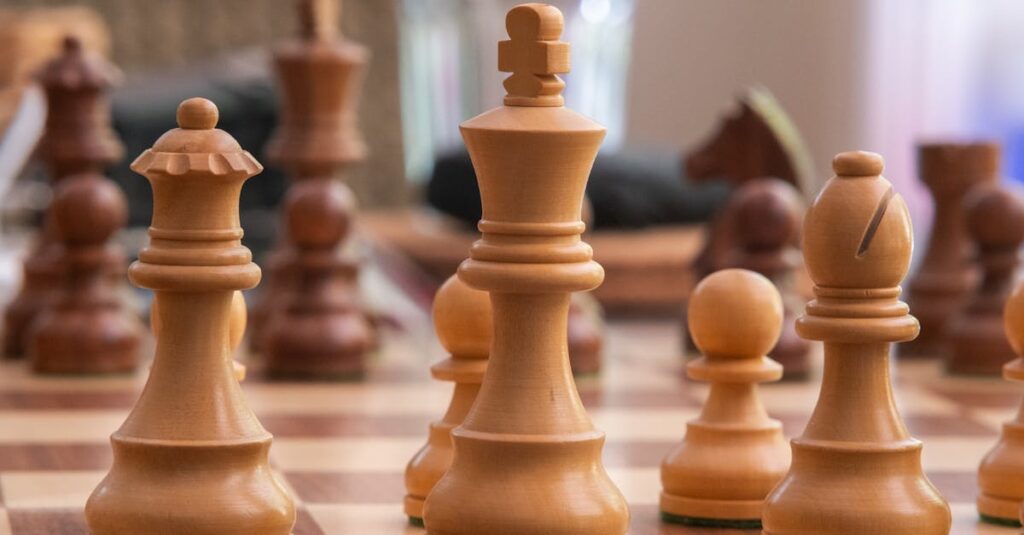 自宅でボードゲームを選んでいる様子。箱やカードを手に取って比較する場面