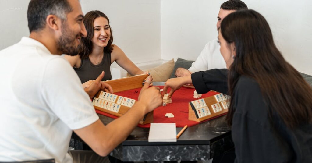 友人や家族がボードゲームを囲んで笑顔で楽しんでいる様子