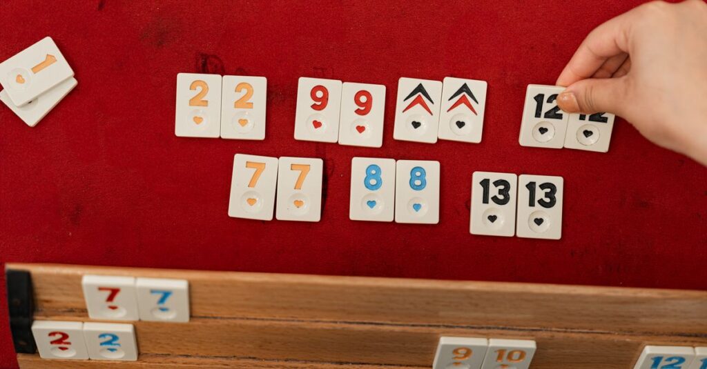 ボードゲームをプレイして感想や笑顔で盛り上がっている参加者たち