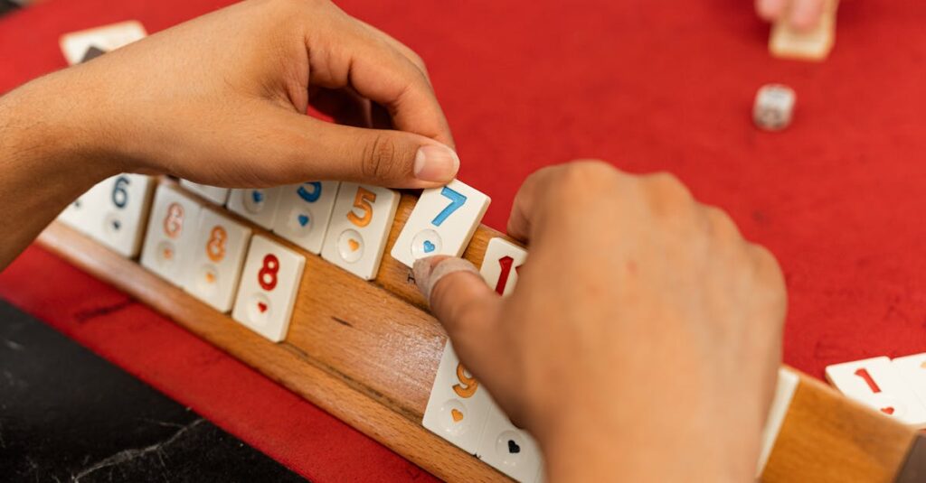 4人家族がリビングでテレビゲームを一緒に楽しんでいる。画面を見ながら笑顔でコントローラーを操作している様子。