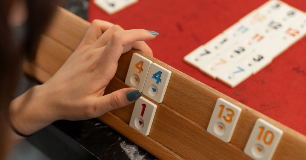 家族や友人が夏の室内でボードゲームを囲み、涼しく楽しい時間を過ごしている様子
