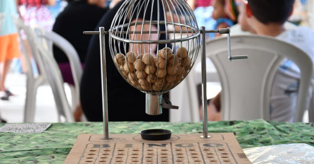 家族全員が一緒に楽しめるパーティゲームをプレイしている様子（3〜70歳の幅広い世代が笑顔で参加）