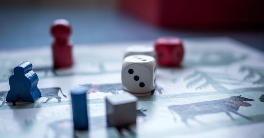 ボードゲームの小物や箱を整理整頓して収納している様子。インテリアにも馴染んでいる