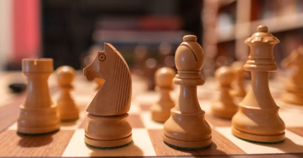 人気のボードゲームを選ぶために戦略や参加人数などを考慮している様子のイメージ